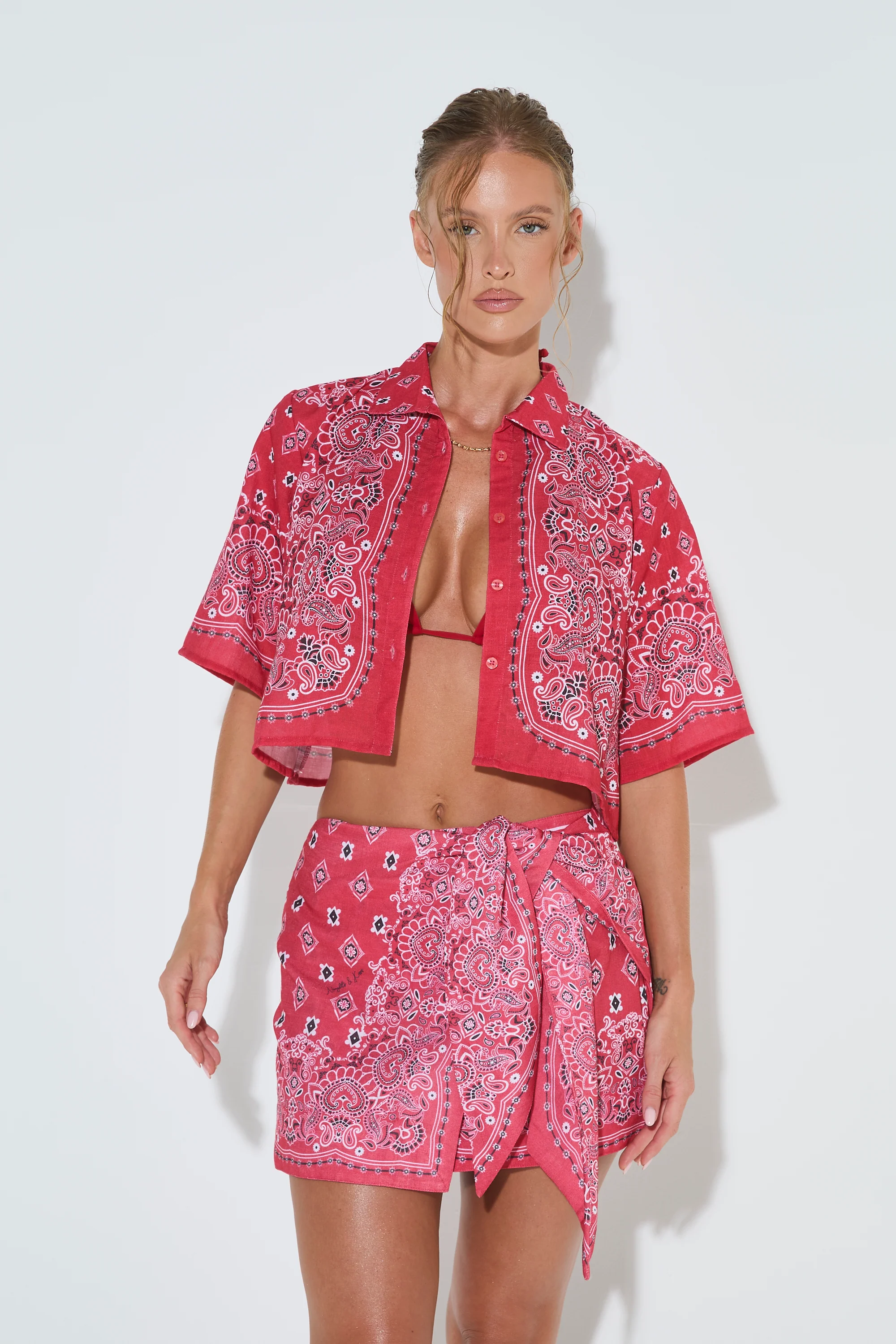 BANDANA PRINT Red Cropped Shirt - Image 3